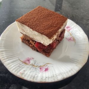 Chokladkaka med vispgrädde och bär