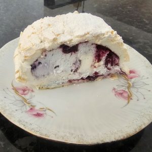 Marängrullad med grädde