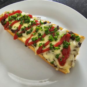 Baguette med champinjoner, lök och ost
