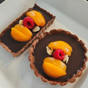 Chokladtart med hallon, aprikos och mandelflarn